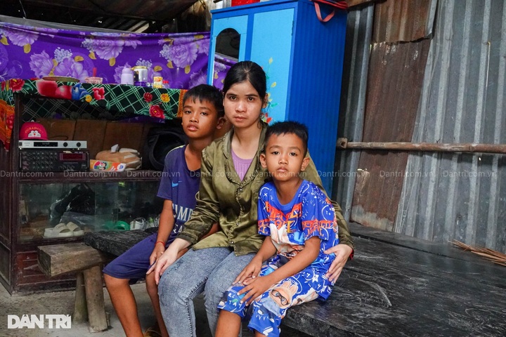 Mẹ đơn thân làm công nhân, ngày kiếm hơn 100.000 đồng nuôi hai con thơ dại