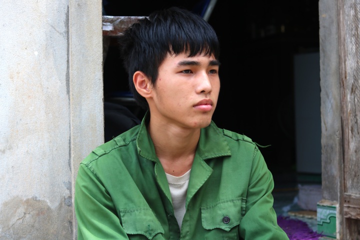 Vợ mất, người đàn ông ung thư từ chối điều trị, dành tiền cho con chữa bệnh